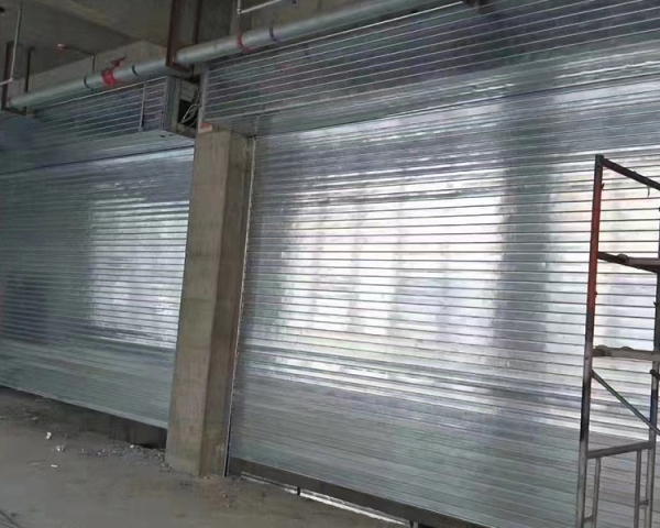 學(xué)府智能停車樓防火門，防火卷簾，快速門，擋煙垂壁施工現(xiàn)場(chǎng)